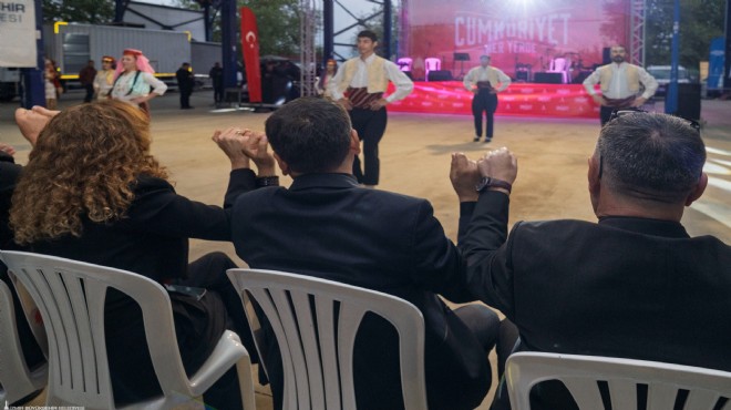 İzmir de yağmura meydan okuyan Cumhuriyet coşkusu
