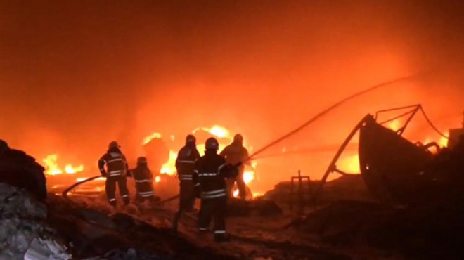İzmir'de yangın... Bir anda alevler içinde kaldı
