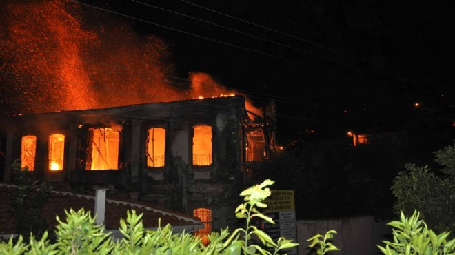 İzmir'de yangın: Tarihi konak kül oldu!