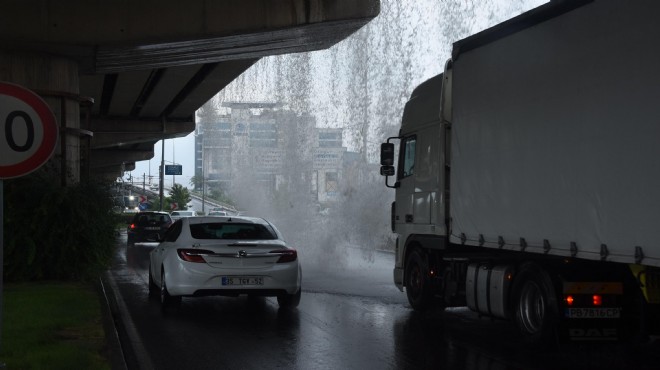 İzmir de yarım saatlik dolu ve sağanak kabusu!