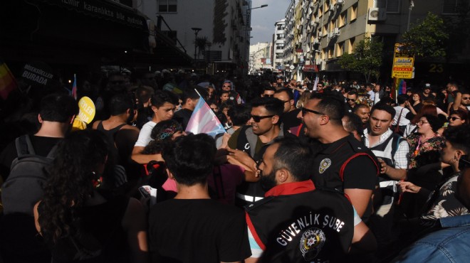İzmir'de yasağa rağmen yürüyen LGBTİ'lilere müdahale