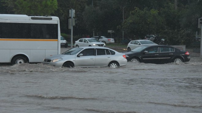 İzmir'de yaz günü sağanak çilesi!