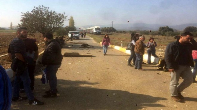 İzmir'de yolcu treni kamyona çarptı!