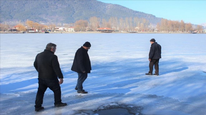 İzmir'deki göl buz tuttu!