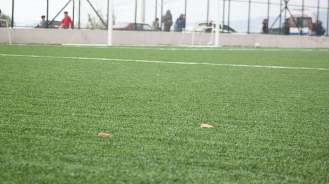 İzmir'deki kadın futbol maçında sahaya taş yağmuru!