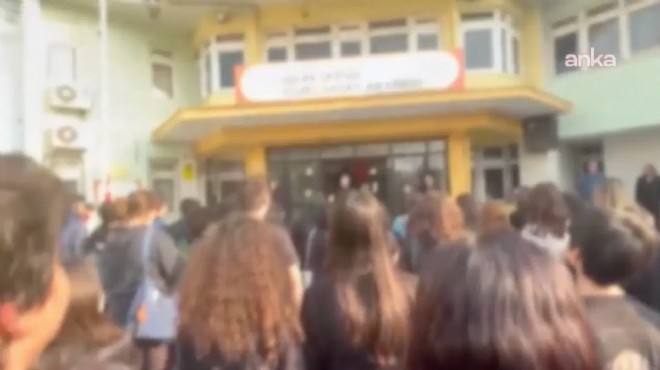 İzmir deki okulda  Andımız  krizi!