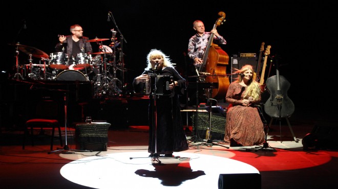 İzmir'den Loreena Mckennitt geçti!