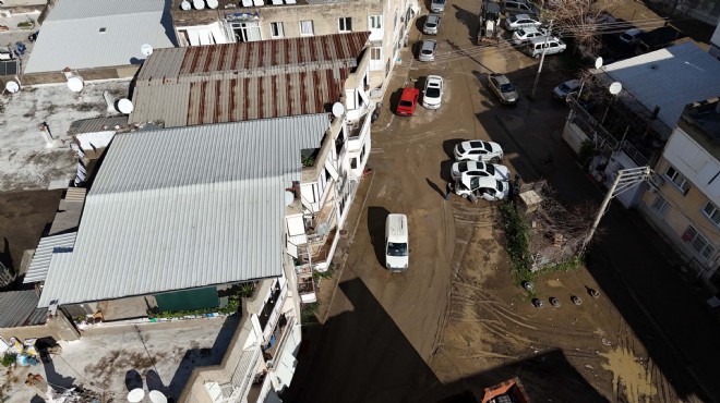 İzmir den sel manzaraları: Sokaklar çamurla kaplandı!