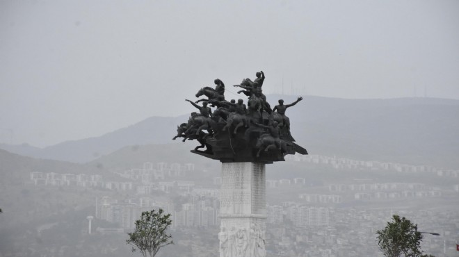 İzmir e çöl tozu uyarısı: Maske takın!