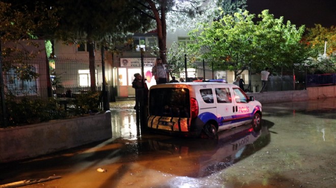 İzmir'de sağanak kabusu: Polis merkezi de sular altında!