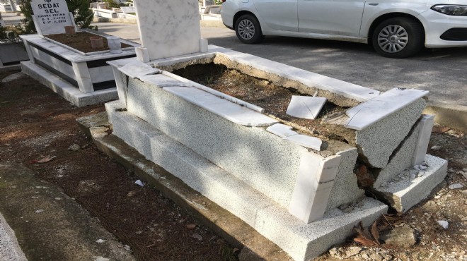 İzmir i vuran sağanak mezarlarda çökmeye neden oldu