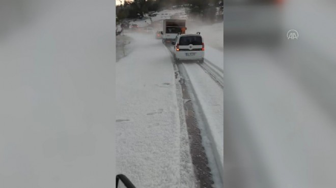 İzmir'in 2 ilçesine dolu sürprizi: Tarım arazilerine zarar verdi!