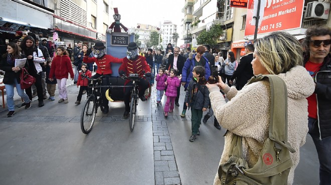 İzmir'in dört bir yanında büyük kukla şöleni