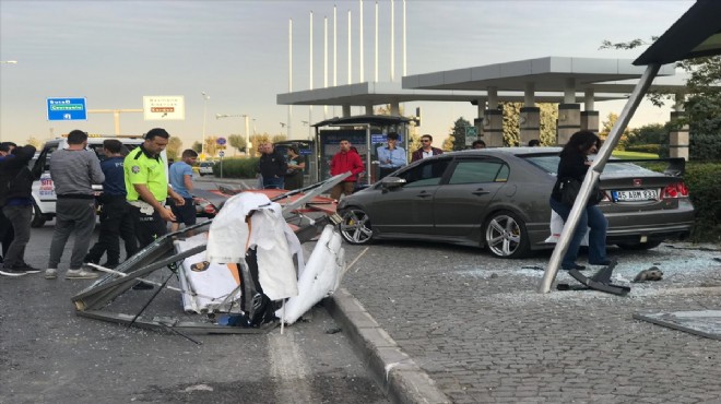 İzmir'in göbeğinde faciadan dönüldü: Otomobil durağa daldı!