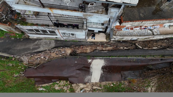 İzmir in kalbinde faciadan dönüldü: Yol çöktü, ulaşım durdu!