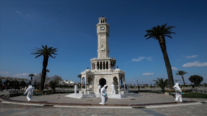 İzmir'in kent meydanında köşe-bucak temizlik!