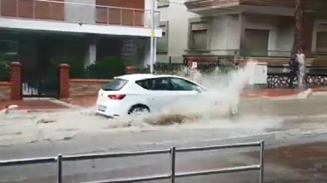 İzmir'in o ilçesini yağmur ve dolu vurdu!