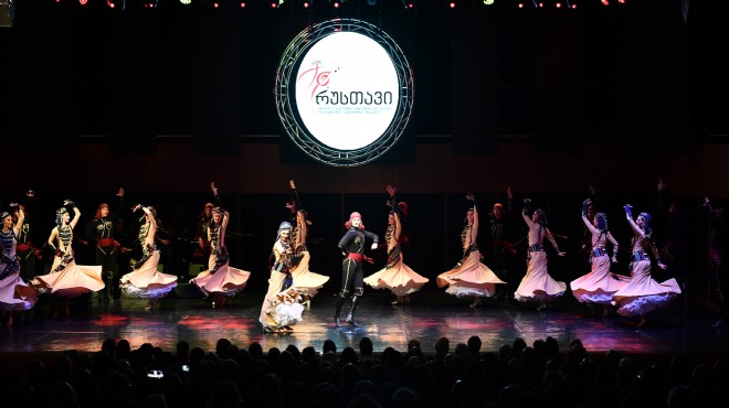 İzmir'in sanat arenasını 'salladılar'