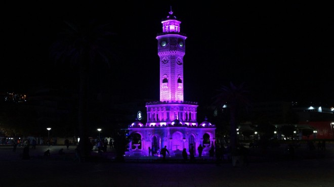 İzmir'in simgesi 'mor'a büründü!