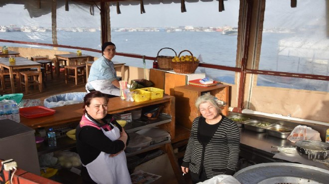 İzmir in yeni tercihi  Balıkçı Ablalar  teknesi!