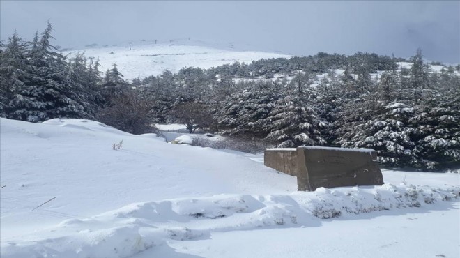 İzmir'in zirvesinde kar kalınlığı 50 santimetreye ulaştı