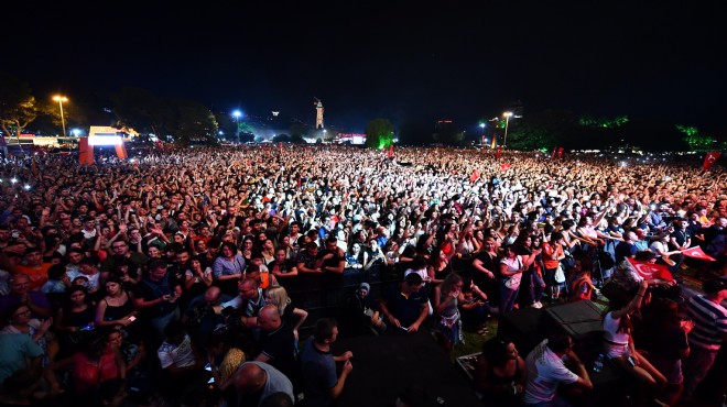 İzmir 'küllerinden doğmak için' tek yürek!