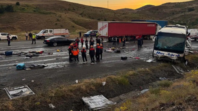 İzmir yolunda feci kaza:  Ölü ve yaralılar var!
