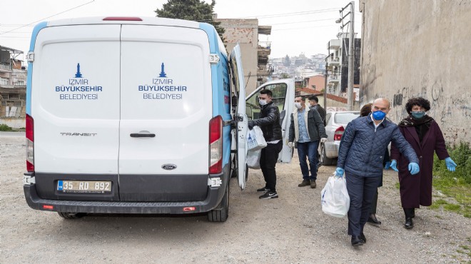 İzmir'de büyük dayanışma yola çıktı: İlk teslimat Başkan Soyer'den!