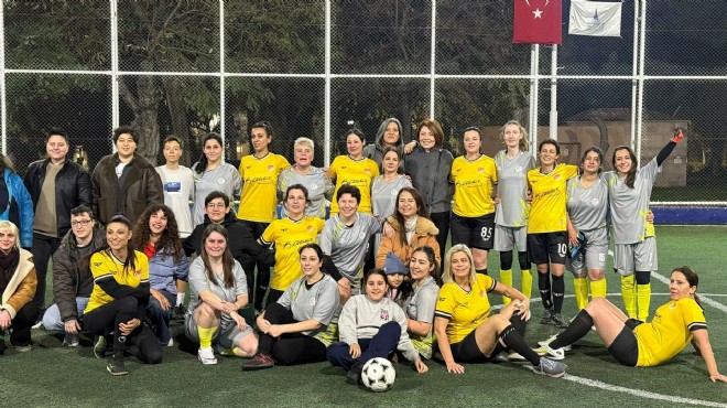 İzmir’de kadınlar dostluk için top koşturdu