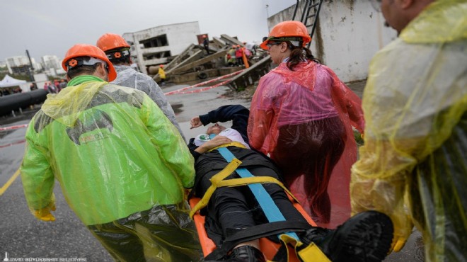 İzmir’de nefes kesen deprem ve yangın tatbikatı