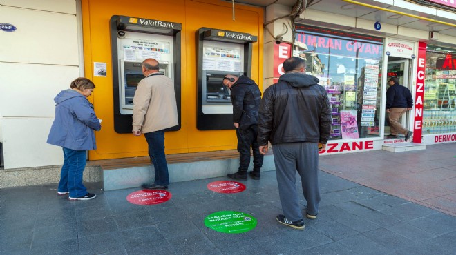 İzmir’de sosyal mesafe için zemin çıkartmaları devrede