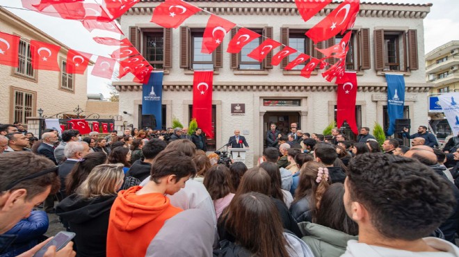 İzmir'in 24 saat yaşayan 100. Yıl Kitap Kafe ve Kütüphanesi açıldı