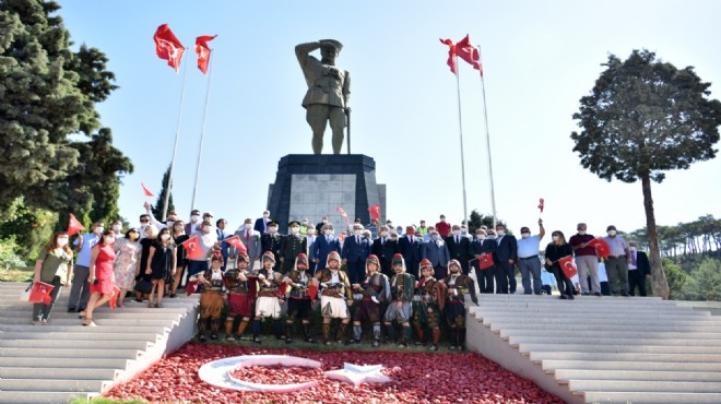 İzmir'in Kurtuluşu Ata'nın kente baktığı yerde kutlandı