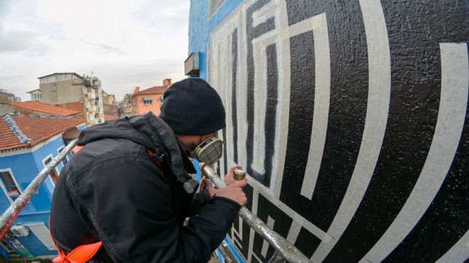 İzmir'in duvarlarına renk geldi