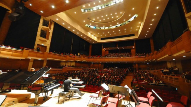 İzmir'in en büyük sanat arenasında flaş karar: O isim görevden alındı