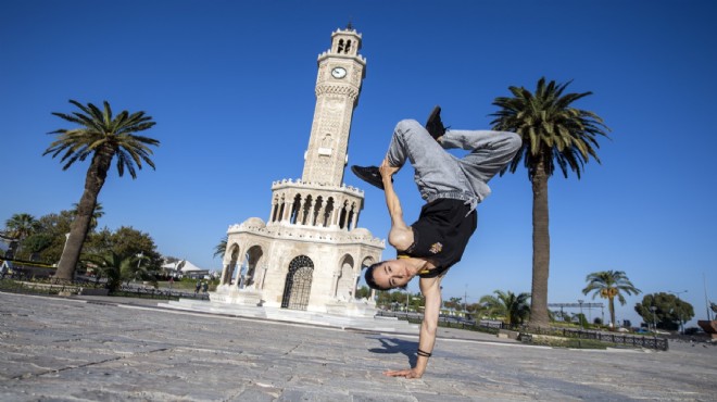 İzmir’in sembol noktalarında dans gösterisi