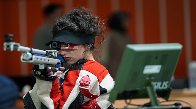 İzmirli Ayşe engelleri atıcılıkla aşıyor