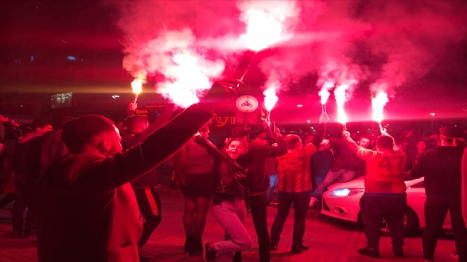 İzmirli Galatasaraylılar ın derbi coşkusu