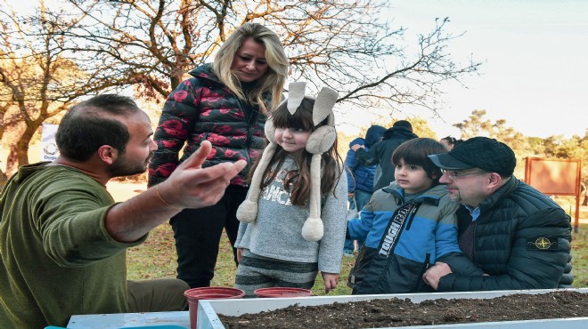 İzmirli çocuklar meşe palamudu ekti