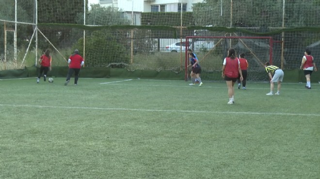 Kadınlar halı sahada: Kız kıza maçımız var