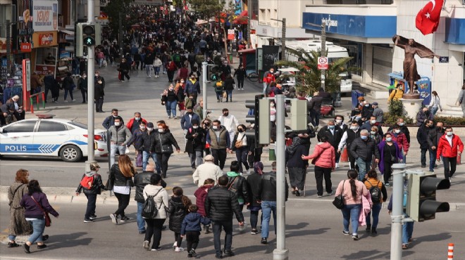 İzmirliler kısıtlamanın kalktığı ilk cumartesi korkutan yoğunluk!