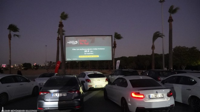 İzmirlilerin arabada film keyfi!