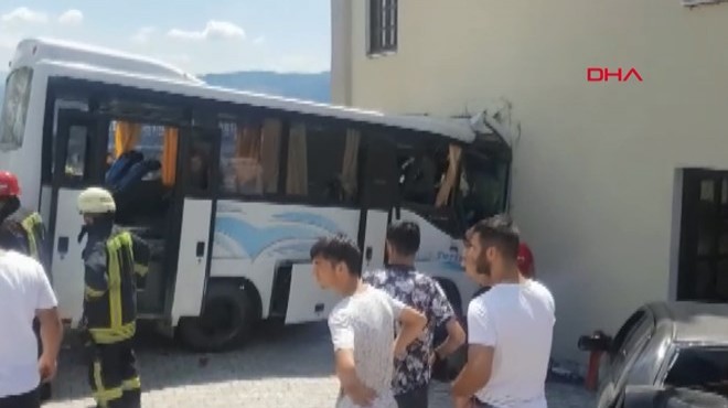 Jandarma servisi kaza yaptı: 17 asker yaralı