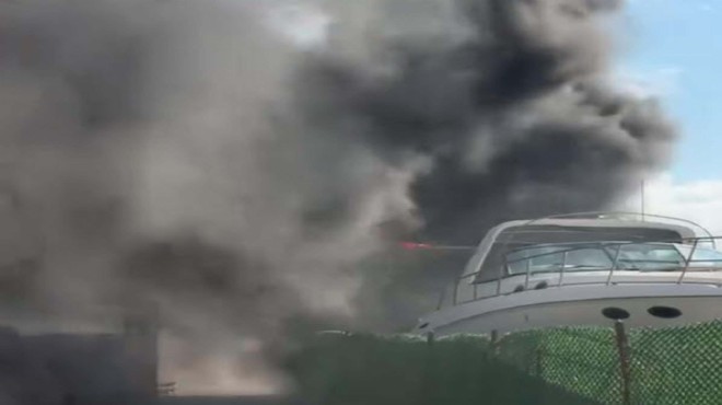 Kara dumanlar gökyüzünü kapladı: Çeşme de tekneler alev alev yandı!