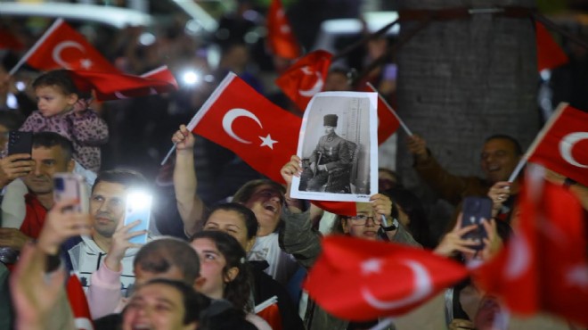 Karabağlar’da binler Cumhuriyet için yürüdü