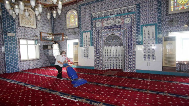 Karabağlar'da camilere bayram temizliği