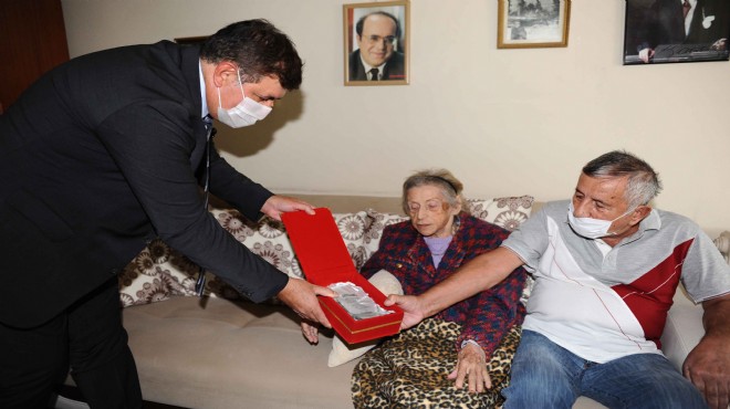 Karşıyaka Belediyesi'nden Aysel Teyze'ye plaket