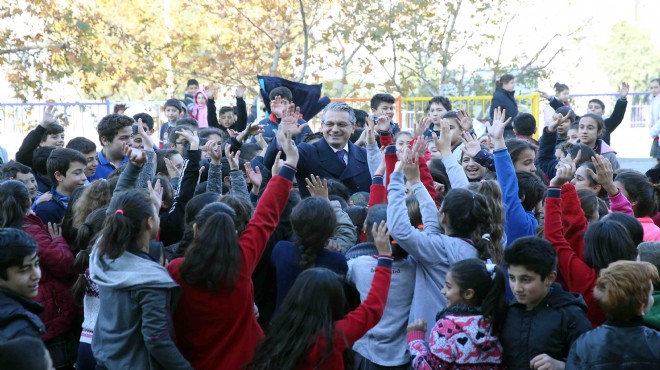 Karşıyaka'da belediyeden bin öğrenciye burs