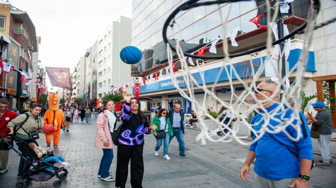 Karşıyaka Çarşı da top vatandaşta!