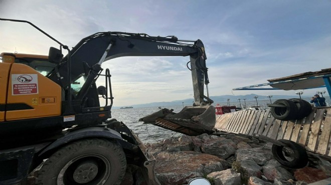 Karşıyaka da kaçak barınak ve iskelelere kepçe!